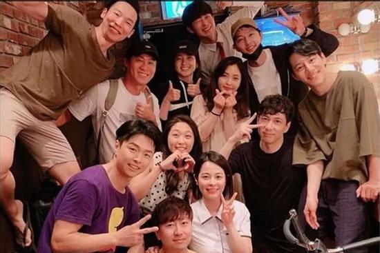 Sau khi ly hôn Song Hye Kyo, cuộc sống của Song Joong Ki vẫn rất 'được lòng' người khác