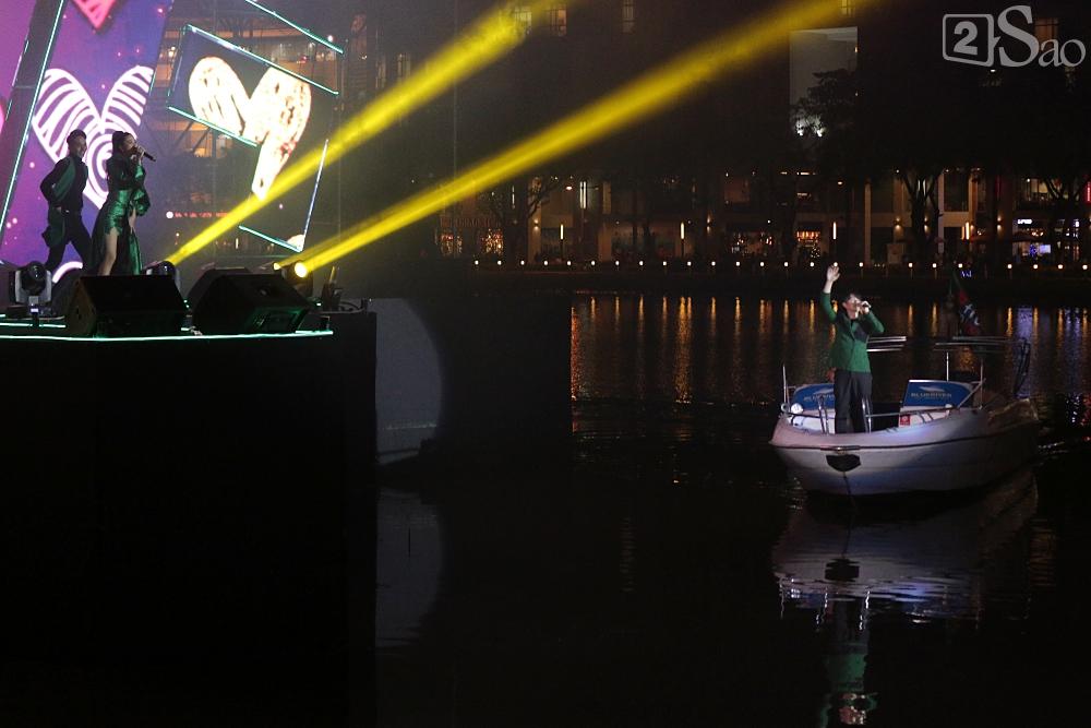 Sân khấu xung quanh toàn nước, Ông Cao Thắng chơi trội lướt cano diễn cặp cùng Đông Nhi-3
