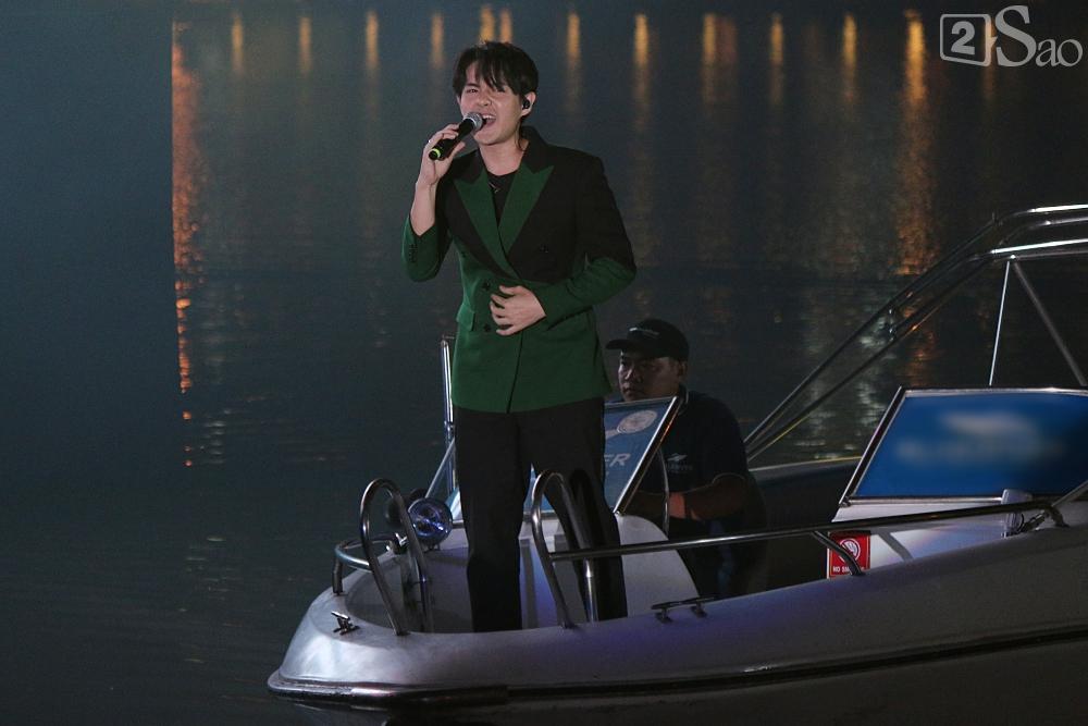 Sân khấu xung quanh toàn nước, Ông Cao Thắng chơi trội lướt cano diễn cặp cùng Đông Nhi-4