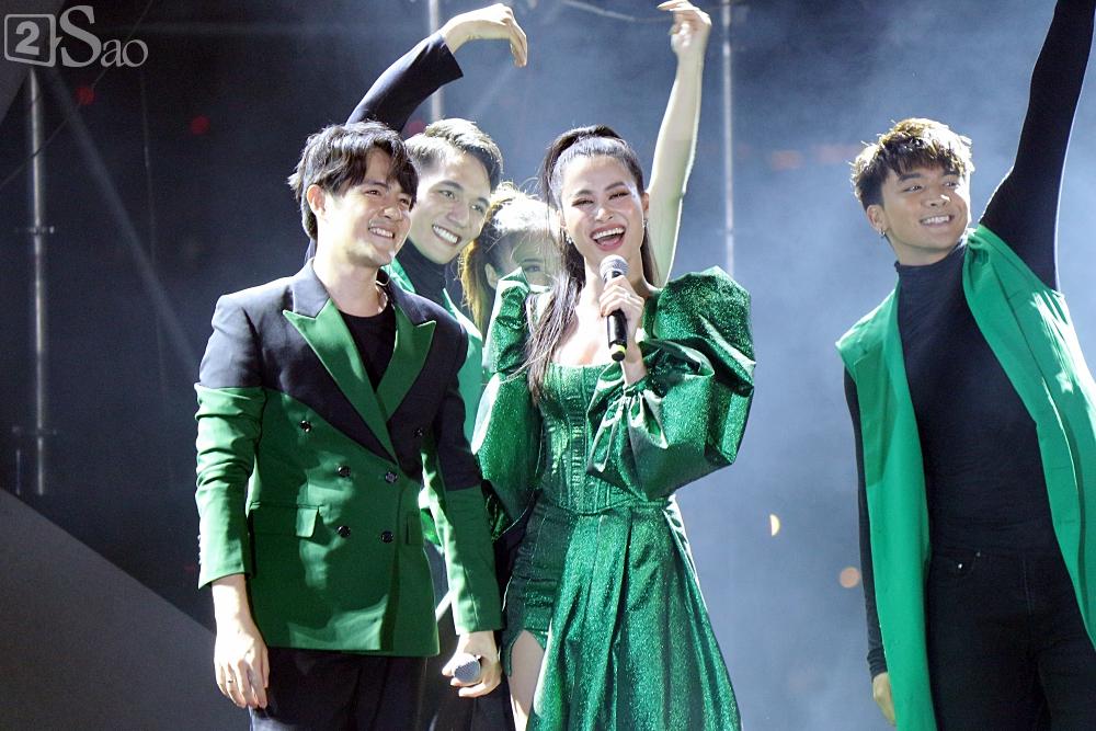 Sân khấu xung quanh toàn nước, Ông Cao Thắng chơi trội lướt cano diễn cặp cùng Đông Nhi-5