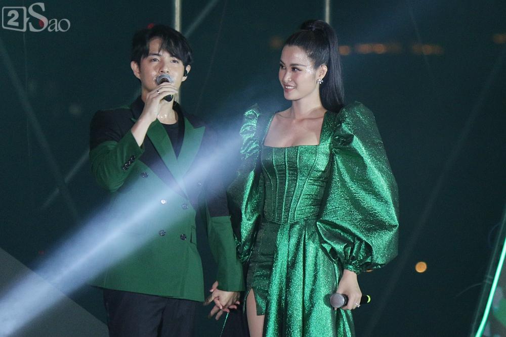 Sân khấu xung quanh toàn nước, Ông Cao Thắng chơi trội lướt cano diễn cặp cùng Đông Nhi-6