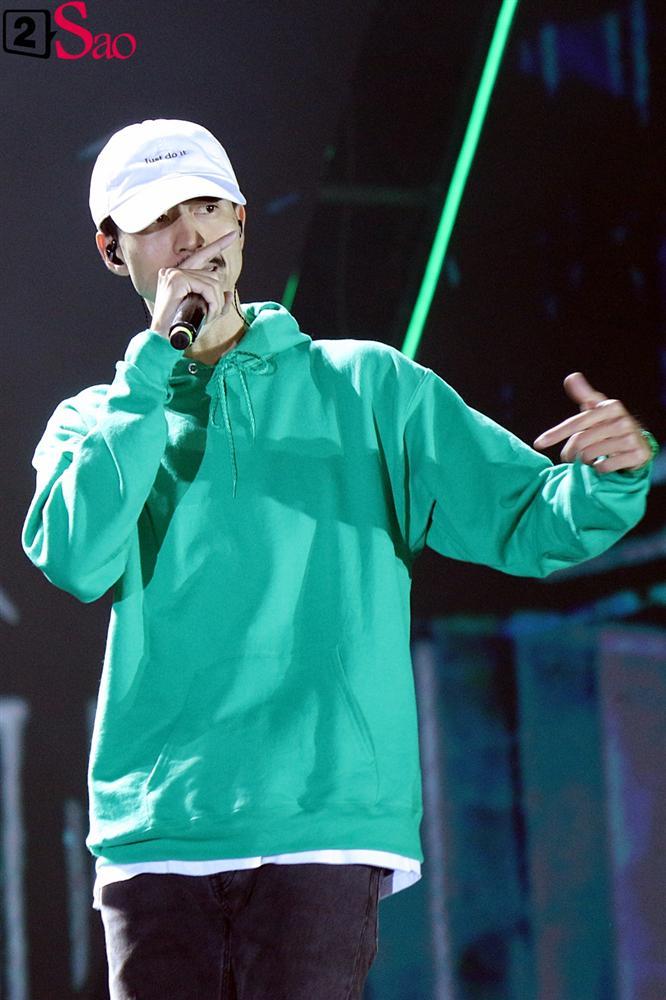 Sân khấu xung quanh toàn nước, Ông Cao Thắng chơi trội lướt cano diễn cặp cùng Đông Nhi-11