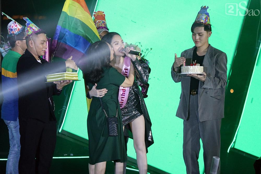 Sân khấu xung quanh toàn nước, Ông Cao Thắng chơi trội lướt cano diễn cặp cùng Đông Nhi-10