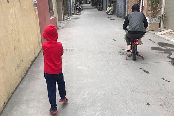 Nam thanh niên chăm bố trong bệnh viện, một câu nói khiến những người xung quanh trầm trồ-2