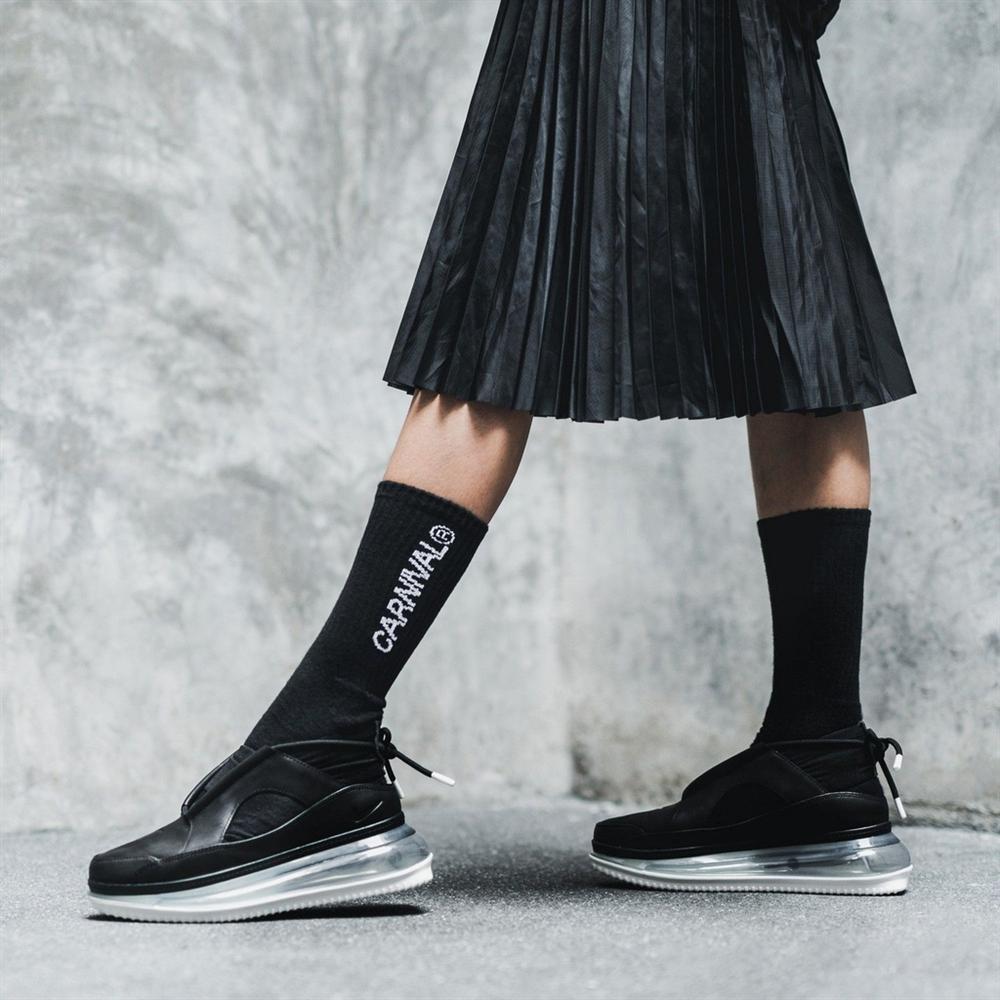Giày Yeezy trông như đôi tất và những thiết kế xấu nhất năm 2019-11