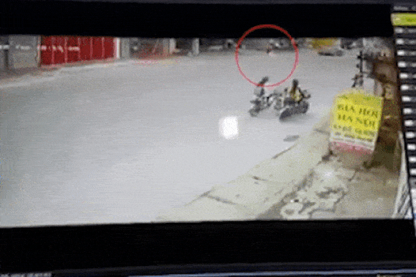 Clip: Kinh hoàng khoảnh khắc mẹ tuột tay, em bé chạy sang đường bị ô tô đâm văng xa cả chục mét-1