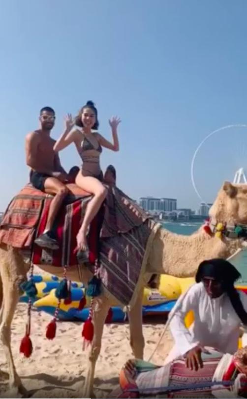 Mặc bikini nhỏ xíu cưỡi lạc đà, Ngọc Trinh khoe body 30 vẫn còn xuân trên đất Dubai sang chảnh-2