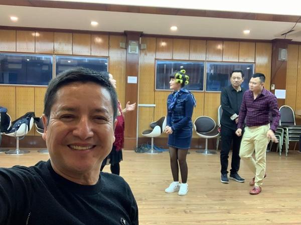 Vân Dung tóc quấn lô chi chít quậy tung hậu trường chương trình thay thế Táo quân-1