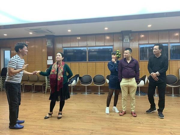 Vân Dung tóc quấn lô chi chít quậy tung hậu trường chương trình thay thế Táo quân-2