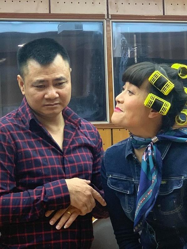 Vân Dung tóc quấn lô chi chít quậy tung hậu trường chương trình thay thế Táo quân-4