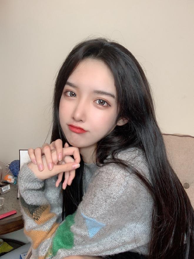 Hotgirl tắt nhầm filter khi livestream để lộ nhan sắc thật: Xinh đẹp chưa bàn nhưng trông khác quá-4