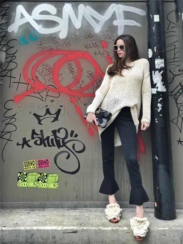 Lâu lâu Hồ Ngọc Hà lại lôi đôi dép giẻ lau nhà ra diện lại nhưng phối đồ ngày càng cao tay-3