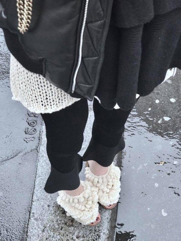 Lâu lâu Hồ Ngọc Hà lại lôi đôi dép giẻ lau nhà ra diện lại nhưng phối đồ ngày càng cao tay-4