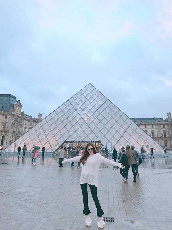 Lâu lâu Hồ Ngọc Hà lại lôi đôi dép giẻ lau nhà ra diện lại nhưng phối đồ ngày càng cao tay-5