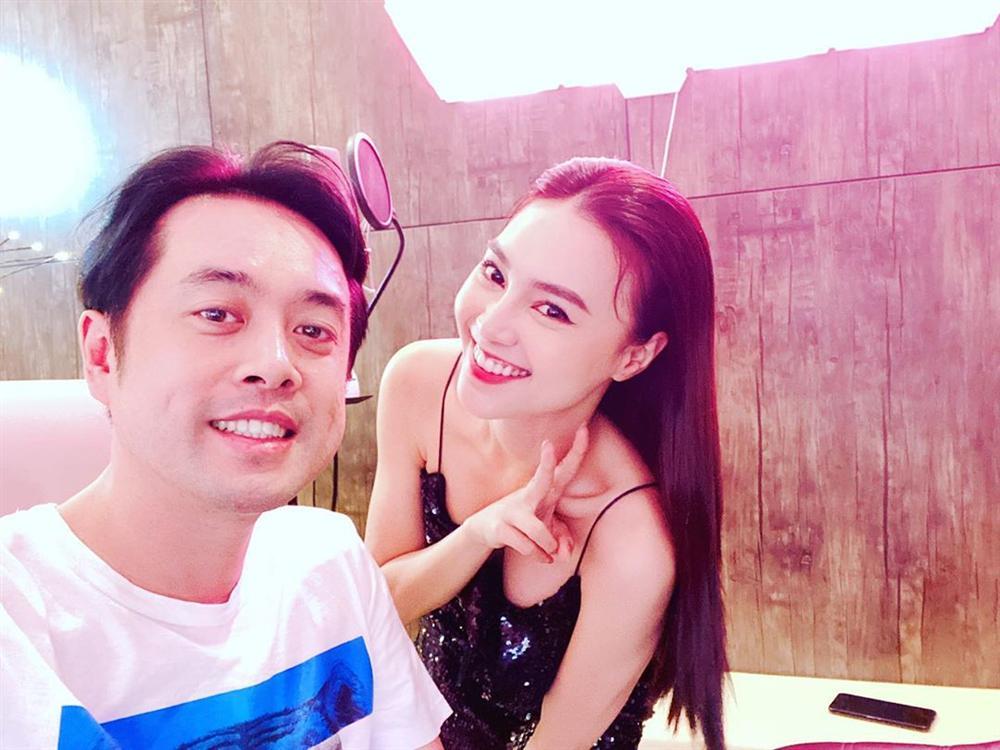 Ninh Dương Lan Ngọc che chắn vòng 1 cẩn thận khi chụp hình cùng Dương Khắc Linh-1