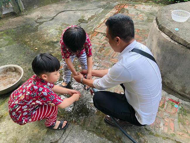 Chỉ một hành động nhỏ, MC Hoàng Linh đã nói lên tất cả mối quan hệ với con riêng của chồng-2