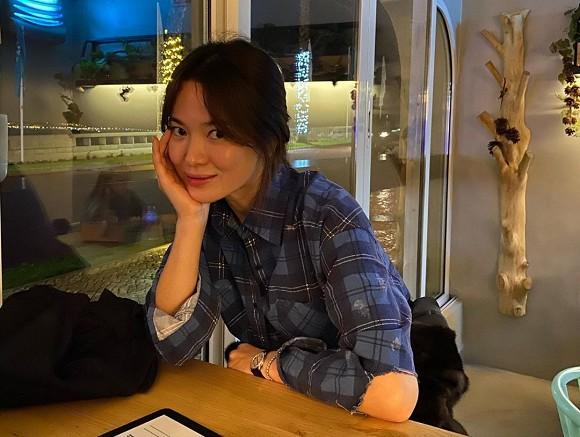 Song Hye Kyo đăng hình sống ảo nhưng vẻ đẹp thật của cô mới là tâm điểm chú ý-2