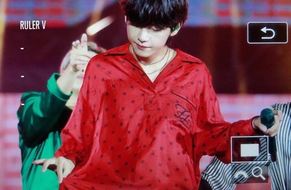 Mỹ nam BTS mặc váy đỏ giá hơn 2.000 USD lên sân khấu-1