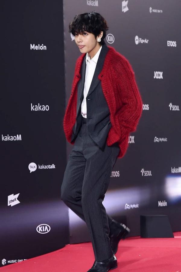 Mỹ nam BTS mặc váy đỏ giá hơn 2.000 USD lên sân khấu-7