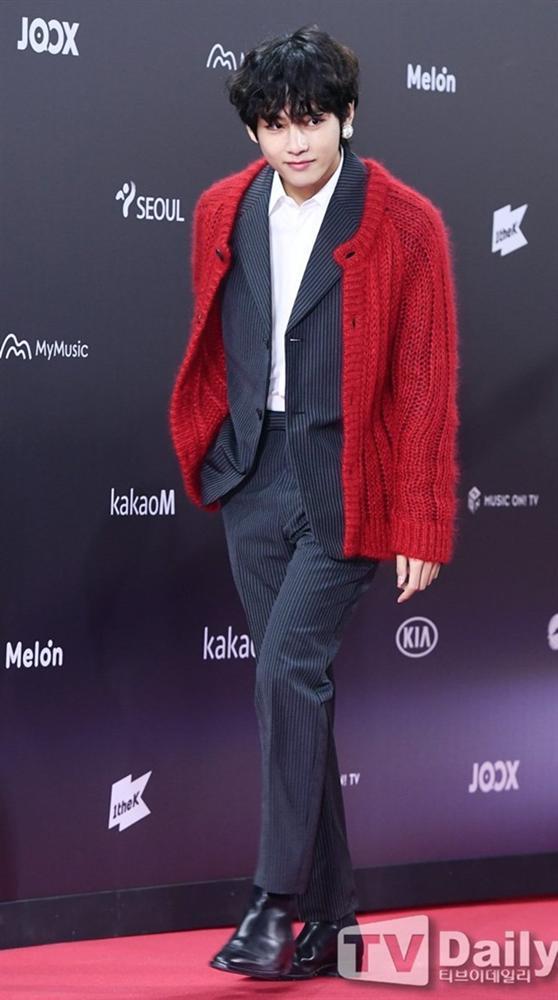 Mỹ nam BTS mặc váy đỏ giá hơn 2.000 USD lên sân khấu-8