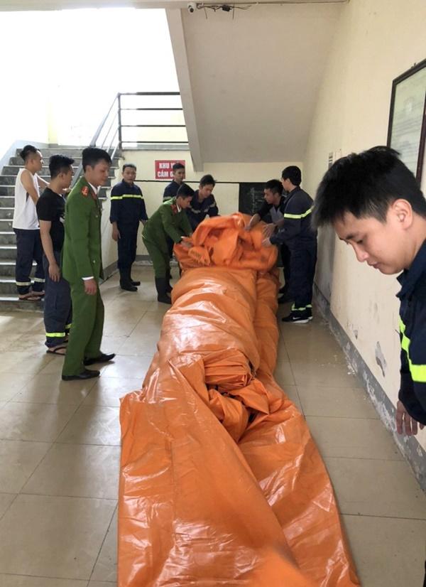 Người phụ nữ trèo lên lan can chung cư cao tầng để nhảy xuống tự tử-1