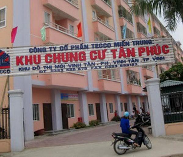 Người phụ nữ trèo lên lan can chung cư cao tầng để nhảy xuống tự tử-2