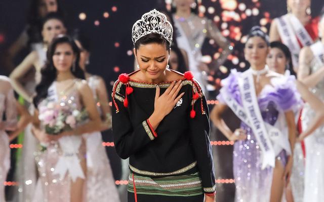 HHen Niê - Hương Giang - Phương Khánh: Ai để lại ấn tượng khi Final Walk?-15