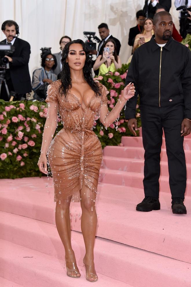Kim Kardashian o ép vòng một và loạt khoảnh khắc ấn tượng nhất 2019-6