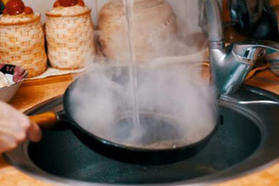 Mua chảo chống dính về đổ thứ này vào đun, dùng cả năm không xước, không hỏng