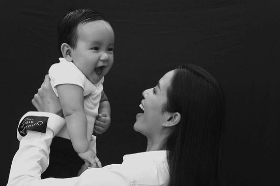 Hoa hậu Phạm Hương đăng ảnh cực rõ mặt con trai: 'Có giống mẹ không mọi người?'