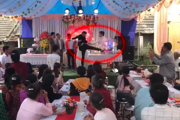 Mời bố uống rượu bất thành, chú rể tung cước đạp tan tháp rượu, ném vỡ cốc ngay trên lễ đường-1
