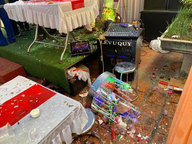 Mời bố uống rượu bất thành, chú rể tung cước đạp tan tháp rượu, ném vỡ cốc ngay trên lễ đường-2