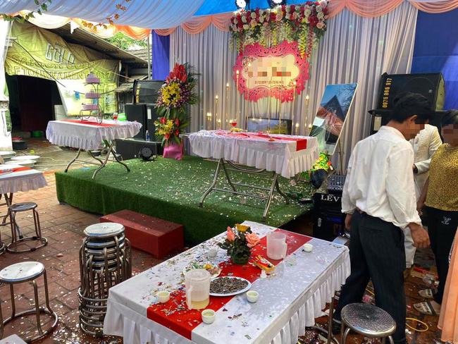 Mời bố uống rượu bất thành, chú rể tung cước đạp tan tháp rượu, ném vỡ cốc ngay trên lễ đường-3