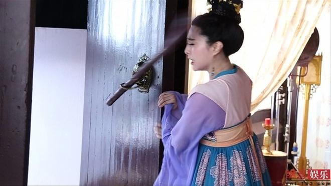 "Nữ hoàng thị phi" Phạm Băng Băng từng bị thương ở mắt khi đóng Võ Mị Nương truyền kỳ. Trong một phân cảnh của phim, nữ diễn viên đã giật mạnh cửa khiến thanh gỗ cài cửa đập mạnh vào mắt cô. Bác sĩ khám bệnh cho Phạm Băng Băng cho biết nếu thanh gỗ đập chệch xuống dưới sẽ ảnh hưởng tới dây thần kinh và có thể khiến nữ diễn viên bị mù.