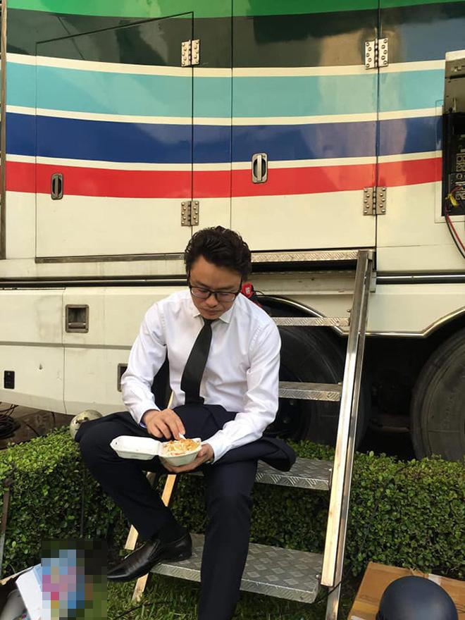 Hé lộ hậu trường ăn vội vã nhìn đến tội của MC đình đám VTV-3