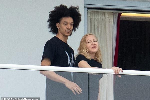 Madonna tuổi 62 xì tin bên bạn trai 26 tuổi-3