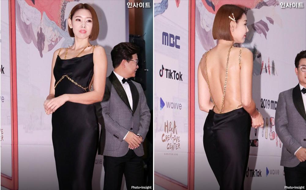 Sao Hàn diện đồ hở lưng: YoonA đẹp như nữ thần, Hwasa bị chê phản cảm-1