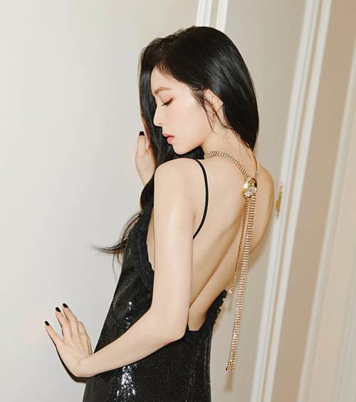 Sao Hàn diện đồ hở lưng: YoonA đẹp như nữ thần, Hwasa bị chê phản cảm-3