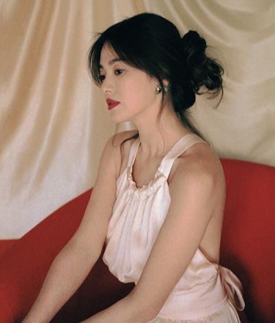 Sao Hàn diện đồ hở lưng: YoonA đẹp như nữ thần, Hwasa bị chê phản cảm-7