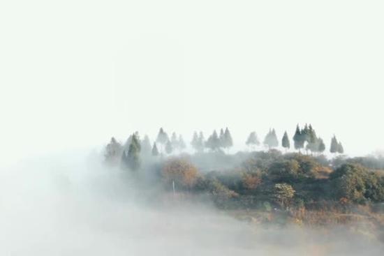 Ngôi làng cổ được bao phủ bởi mây và sương mù