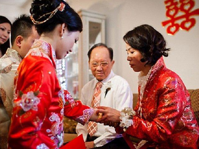 Oằn mình chăm mẹ anh bệnh cả tháng, ngày ăn hỏi tôi ngơ ngác được trao căn nhà 2 tỷ-2