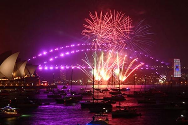 Clip: Kinh hoàng khoảnh khắc biển người chen nhau đến ngất xỉu để đón năm mới ở Hà Nội-12