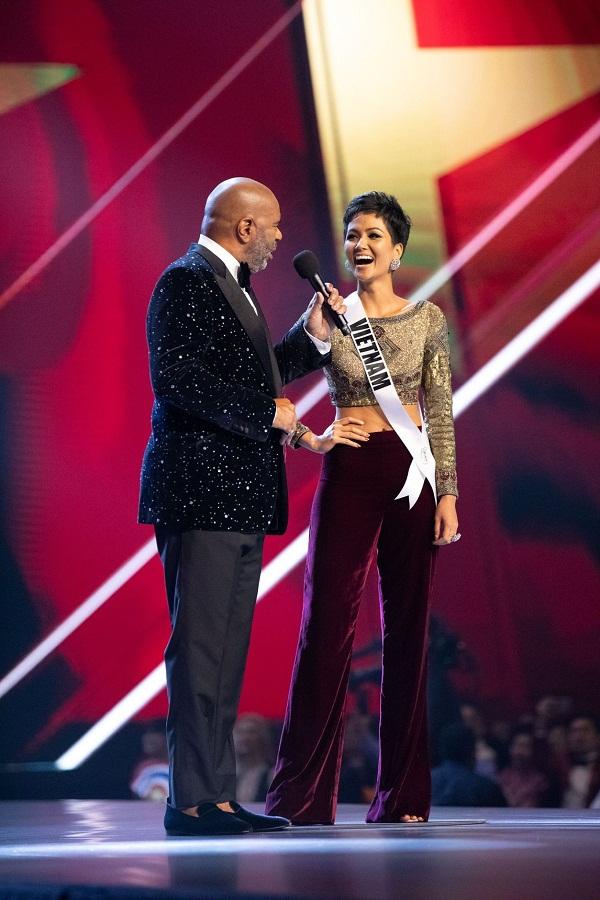 POWER of SHORT HAIR: HHen Niê được yêu thích hơn cả tân Hoa hậu Hoàn vũ Zozibini Tunzi-11