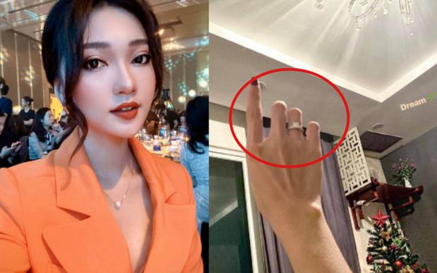 Văn Đức đi lấy vợ, Ngọc Nữ liền khoe nắm tay ải tay ai, nhìn sơ cũng đoán bạn trai mới là cực phẩm-2