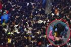 Clip: Kinh hoàng khoảnh khắc biển người chen nhau đến ngất xỉu để đón năm mới ở Hà Nội