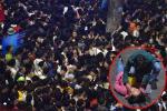 Clip: Kinh hoàng khoảnh khắc biển người chen nhau đến ngất xỉu để đón năm mới ở Hà Nội