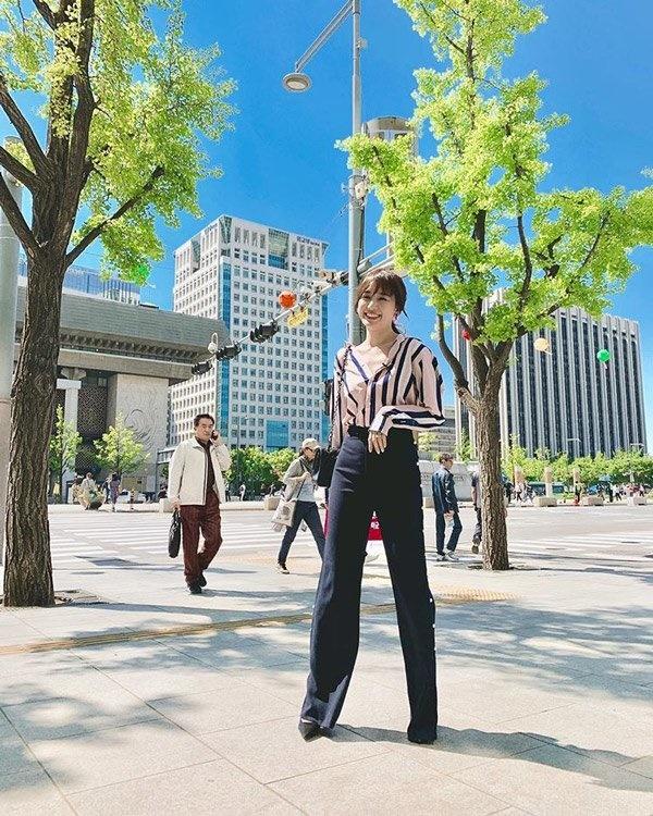 Khi phối với áo sơ mi oversize, thay vì buông thả ra ngoài thì Hari Won lên cho áo vào trong, phối với quần âu lưng cao khoe dáng triệt để.

(Theo Thoidaiplus.giadinh.net.vn)