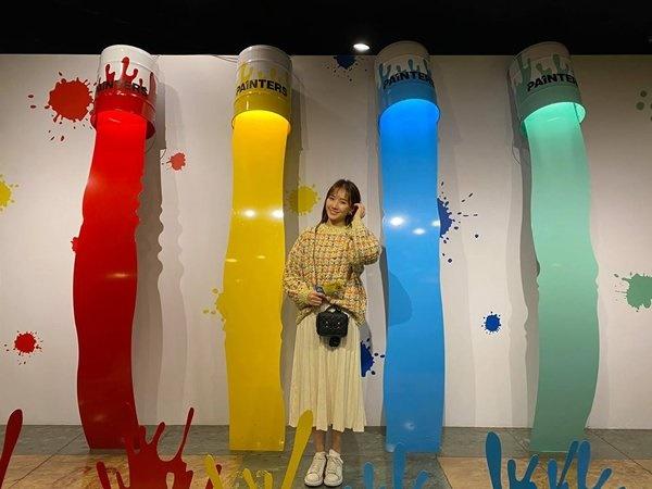 Trước đó, nữ ca sĩ gốc Hàn diện chân váy xếp ly dáng dài phối với áo len phom rộng cũng khiến nhiều người mơ hồ cho rằng cô nàng đang mang thai.