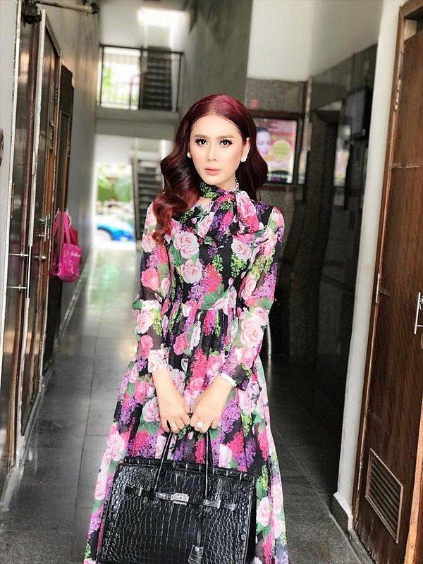 Diện áo trễ sâu để lộ cả nội y, Lâm Khánh Chi vẫn bình yên thoát mác kém duyên-1