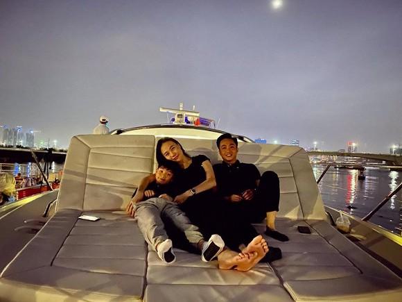 Gửi lời chúc năm mới nhưng Kim Lý lại hôn Hà Hồ ngọt lịm, dân mạng quyết liệt hối cưới ngày đầu năm-1